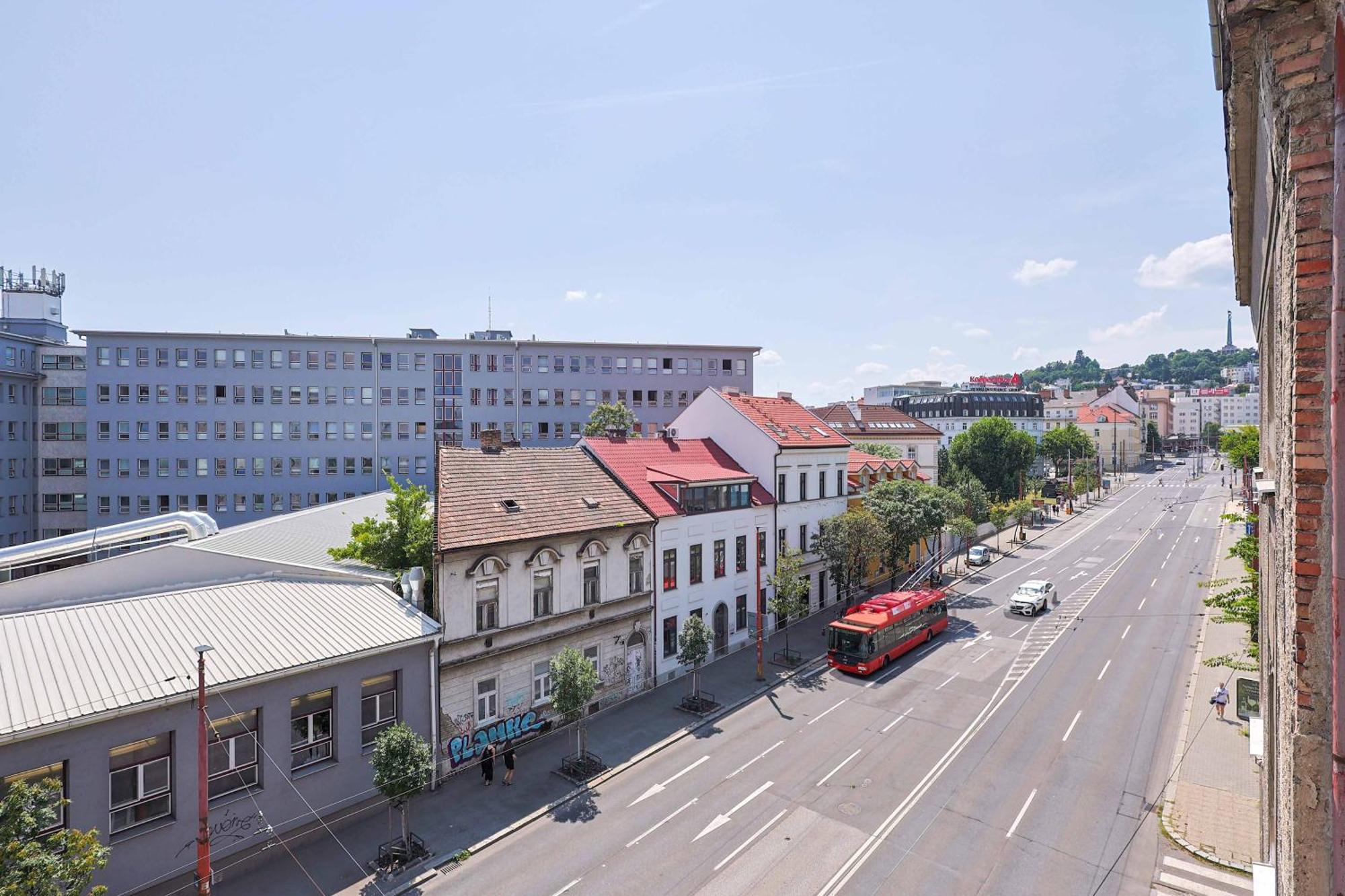 Cozy & Spacious Family Stay Near Train Station Pozsony Kültér fotó