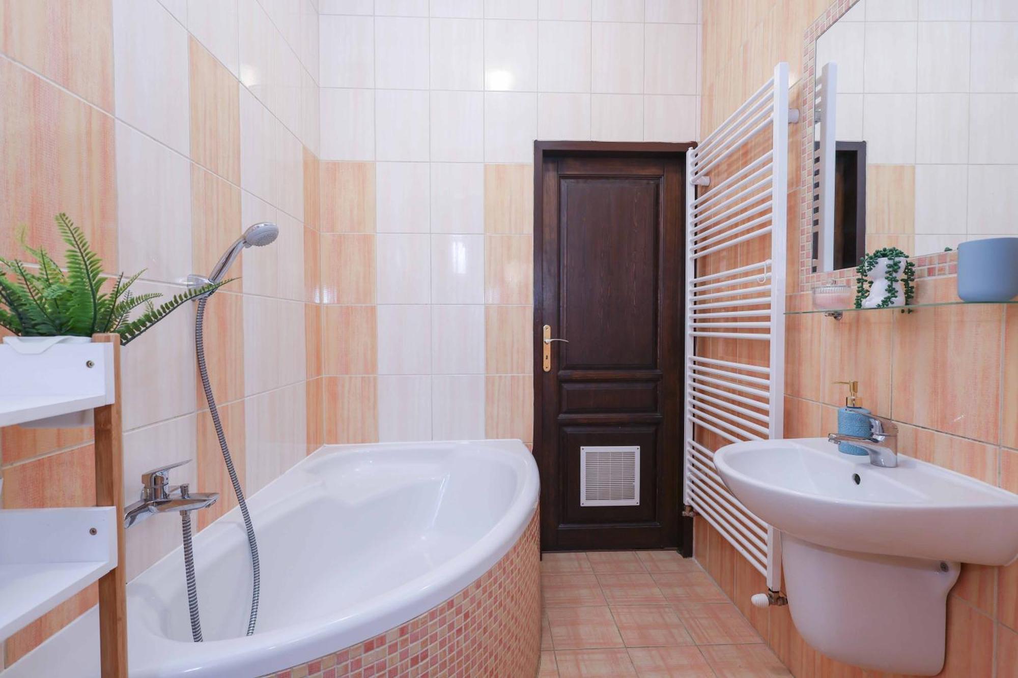 Cozy & Spacious Family Stay Near Train Station Pozsony Kültér fotó
